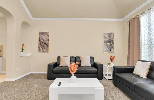 Stylish 6-bedroom house in serene Fresno with Pool access and lake walking trail