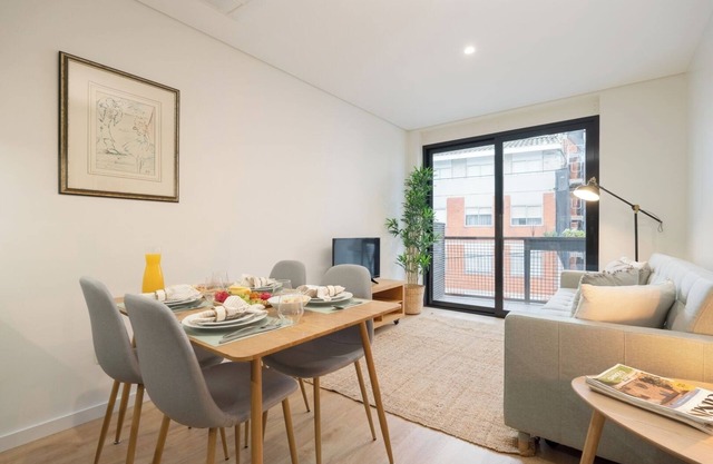 Host Wise - Stylish and Bright Flat with Balcony