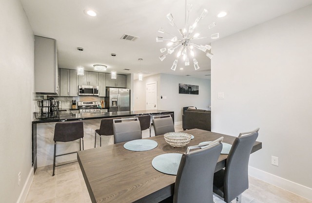 Stylish and cozy~ Mins to downtown.