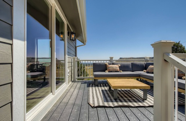 Stylish and inviting home in Golden- Indoor Fireplace, Wi-Fi, and stunning views