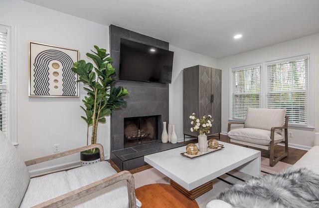 Stylish and Modern 2 Bedroom House Near Crabtree Valley Mall