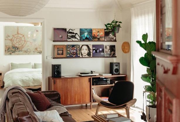 Stylish and Relaxing - Bathtub, Vinyls, Fireplace