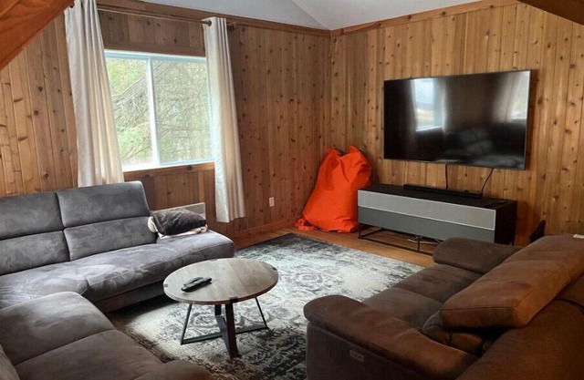 Stylish and Serene Chalet Escape. Lake access w canoe, kayaks, paddleboards