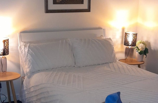 Stylish apartment close to city & gardens suits professionals & families + pool