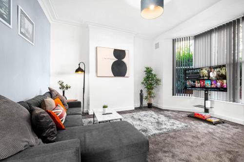Stylish Apartment - Fast WiFi - Netflix - On Street Parking 1BR