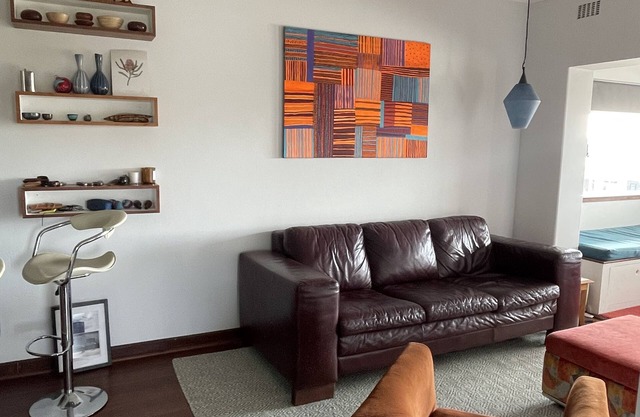 Stylish apartment in small complex. Close to the city, beach and parks.