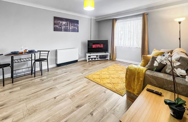 ⭑ Stylish Apartment Near Heathrow, Skyline Views ⭑