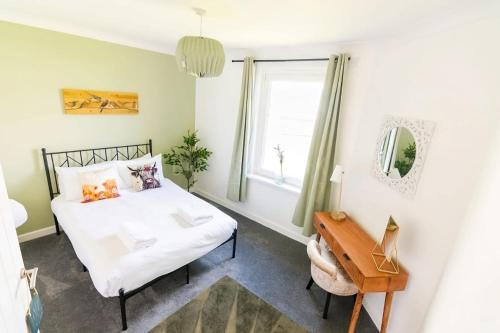 Stylish Apartment with Free Parking Near City and Bus Links