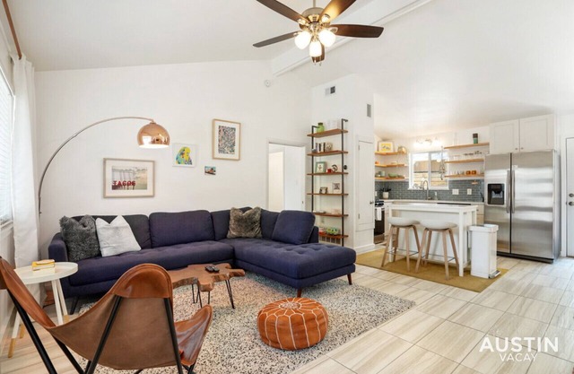 Stylish Austin Retreat w/ Luxurious King Bed + W/D