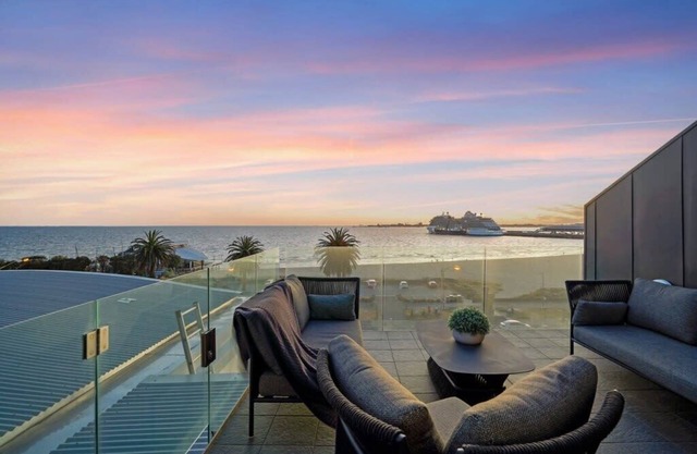 Stylish Bay-Side Executive Apt. w/ parking
