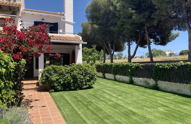 STYLISH BEACH HOUSE, 600m to sea, 50k to Barcelona