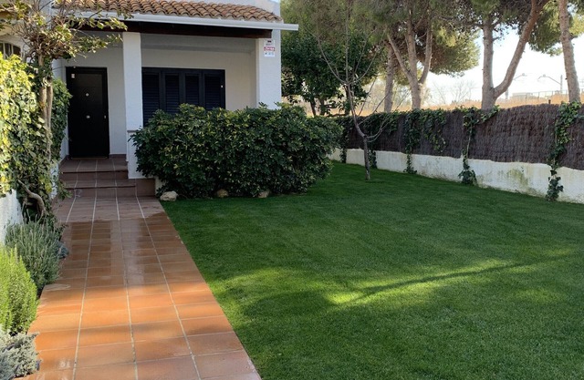 Casa 'Stylish Beach House 600 m from the Sea' con jardín y Wi-Fi