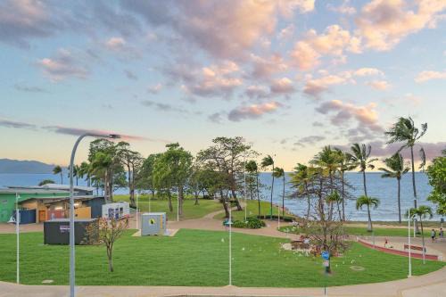 Stylish Beachfront Apartment Stunning Views