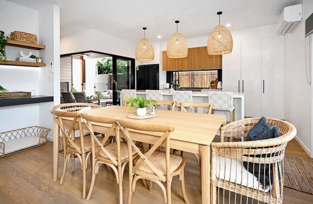 Stylish, Beachside 4 b/r Dream Home - 8 guests ZD7