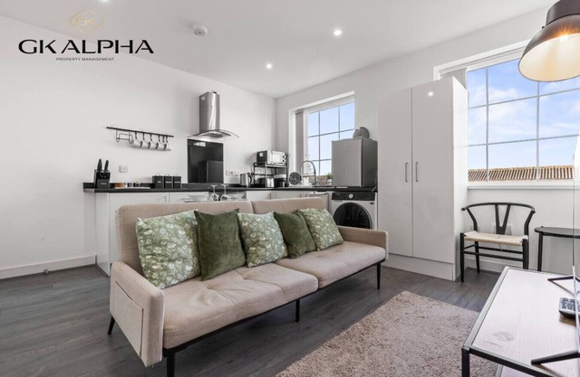 Stylish Birmingham City Base | 2BR + Parking