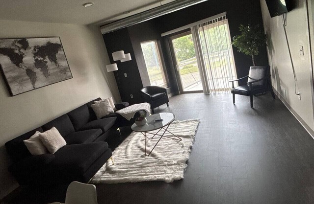Stylish Black-themed Apartment in Des Moines