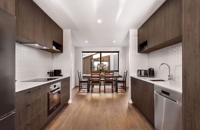 Stylish Brand New Sunny 3Bdrm 3Bth garage sleeps 6