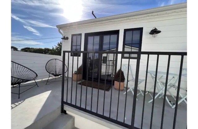 Stylish & Bright Beach Oasis! Newly built, private suite, 7 blocks to the beach!