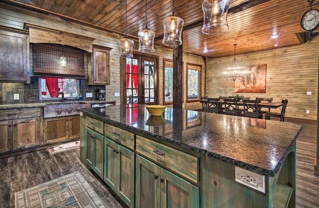 Stylish Broken Bow Cabin w/ Hot Tub + Fire Pit!