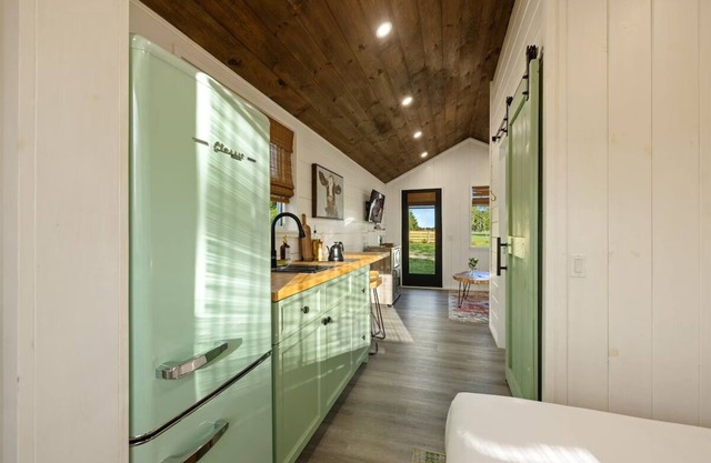 Stylish Cabin - Nearby Springs