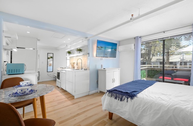 Stylish Cape Retreat–6 Min to Beach-Private Balcony-Centrally located Mid Cape
