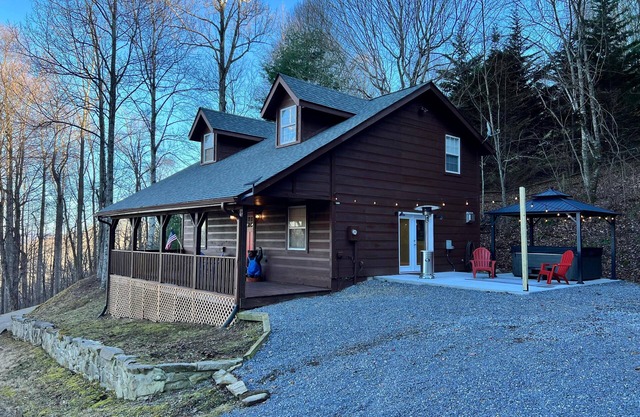 Stylish Cataloochee Mtn Cabin with a hot tub.