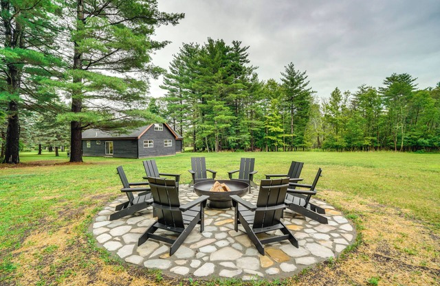 Stylish Catskills Retreat: Year-Round Adventure!
