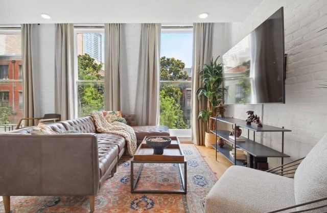 Stylish CBD Condo | Near French Quarter
