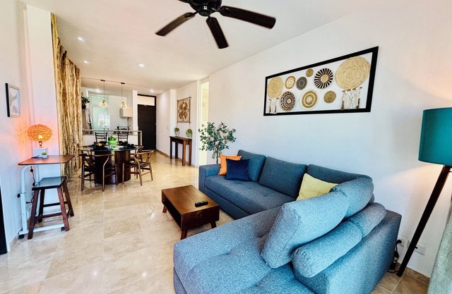Stylish Central 2BR/2BA Rooftop Pool & Sea Views. 5 min walk to beach & 5th Ave!