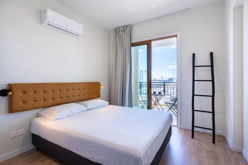 Stylish Central Apartment City Views Prime Location Parking