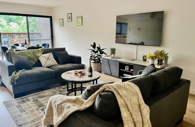 Stylish & Central Healesville Apartment with Leafy Views & Balcony