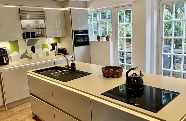 Stylish Central House Next To Warwick Castle