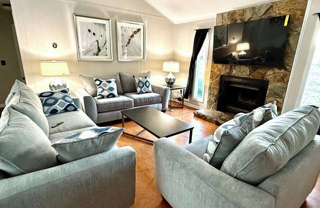 Stylish, charming, & cozy 3-bedroom house in Charlotte near Carowinds & Topgolf.
