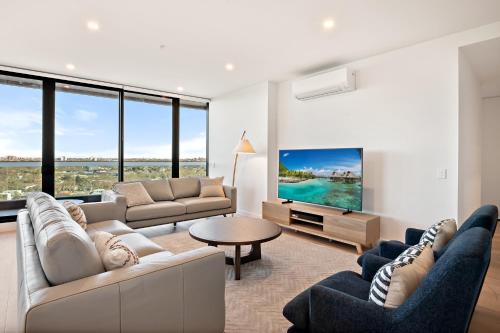 Stylish City-View Apartment with Deluxe Amenities