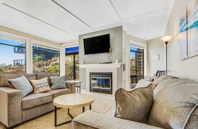 Stylish coastal gem with ocean views, easy beach access, fast WiFi & modern feel