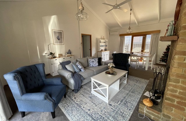Stylish Coastal Hamptons home, 5 mins from Metung Village