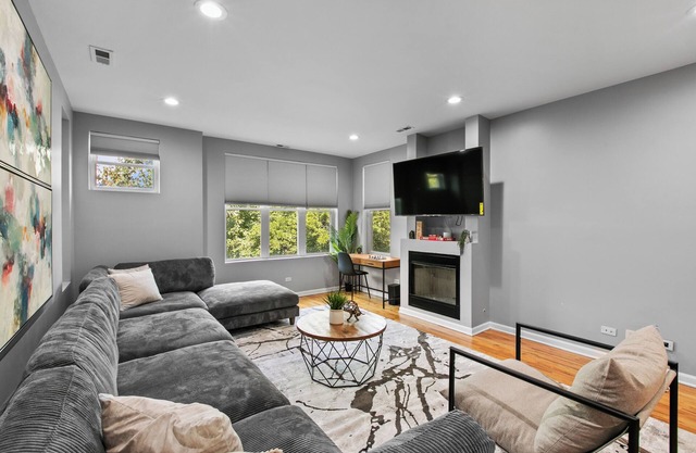 Stylish & Comfy 2BR/2.5BTH condo w/ Pool and Poker table near Med/United Center