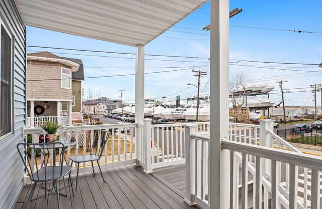Hermosa casa de playa con vista al agua cerca de Sandy Hook - Recientemente pintada - Unidad izquierda