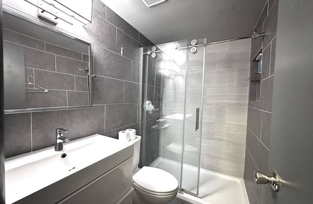 Stylish & Comfy Haven near Niagara Falls ~ UB in safe Neighborhood!