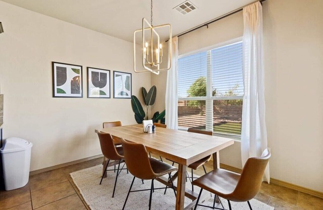 Stylish & Comfy House with Backyard and Parking