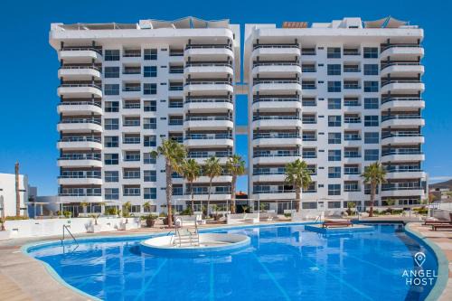 Stylish Condo with Pools Gym Sunset Bay Views