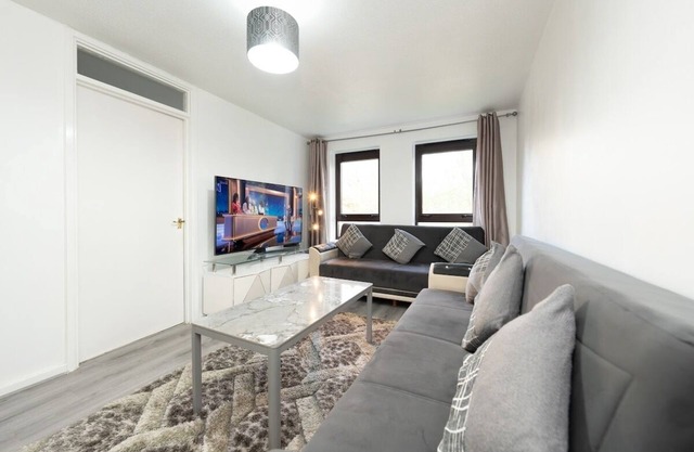 Stylish & Cosy Sought After Apt with Free Parking