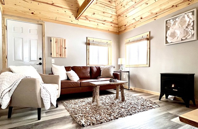 Stylish, Cozy Cabin in Lake George.