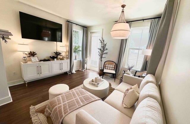 Stylish & Cozy Cottage, 1 mile to downtown Ocean Springs! Golf Cart District