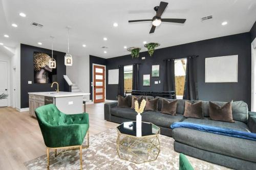Stylish & Cozy - HOT TUB 4 Beds Near Downtown