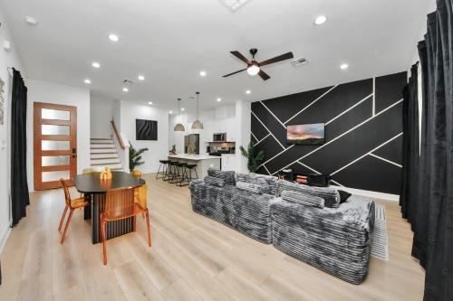 Stylish & Cozy Mins to Downtown With Backayrd