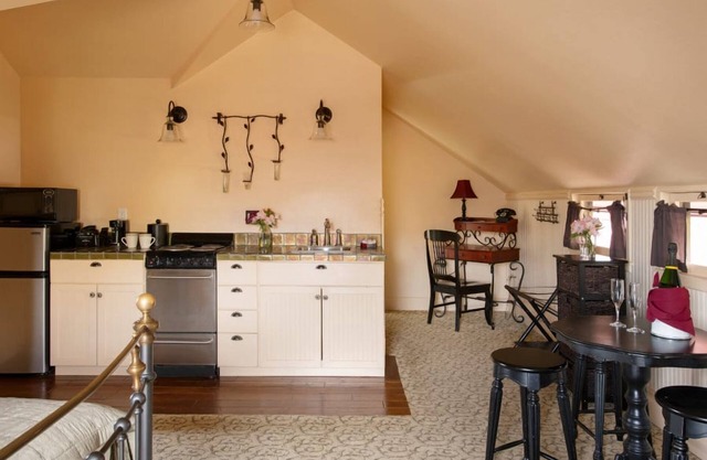Stylish & Cozy Stay Near Museums, Dining & Yellowstone Adventures