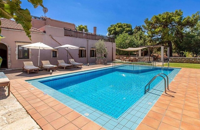 Stylish Cretan Country House, A/C, Private Pool with Children's Section - 10mins to Chania & Beaches