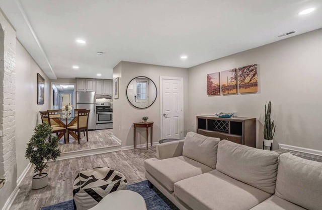 Stylish DC Getaway Free Parking