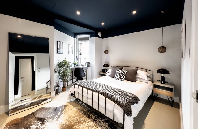 Stylish Designer Apartment - 1 minute walk to Mile End tube station
